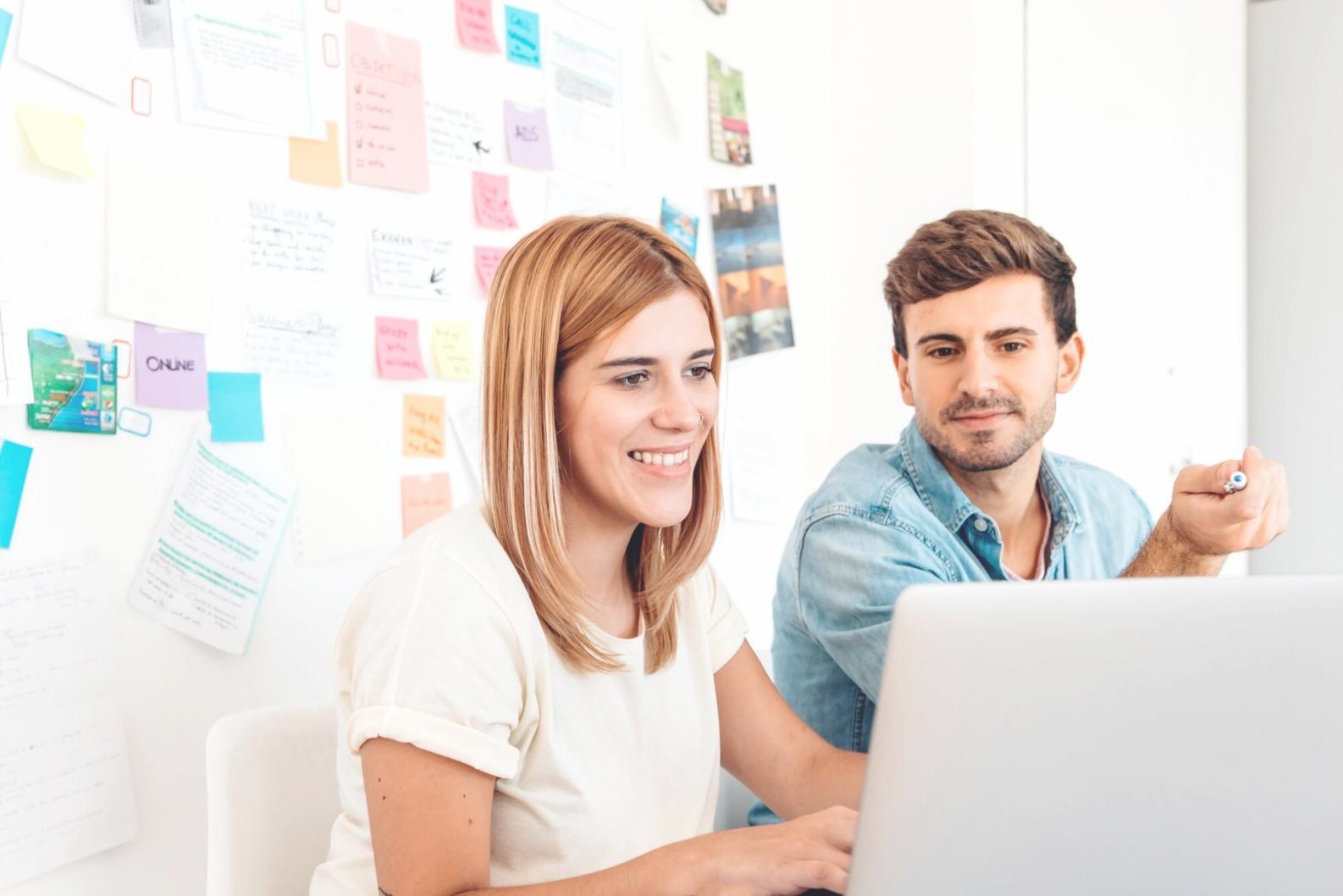 Profesionales analizando datos financieros en ambiente de trabajo colaborativo